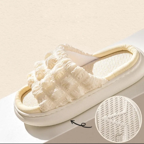 NWT BEAUTIFUL! Pair of Women's Ruched Vamp Platform Slides! Thick Soft Bottom!! - Picture 8 of 13